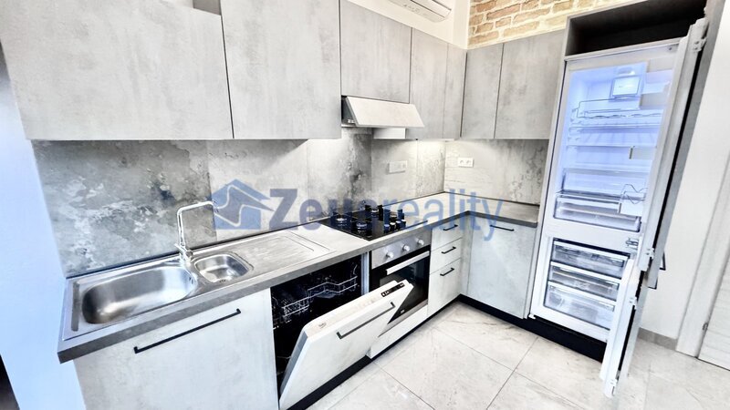 2+KK/56m2/společný balkon/Plzeňská/Praha 5/Smíchov/zařízen komplet