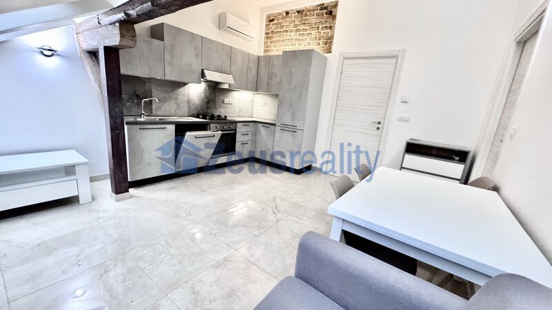 2+KK/56m2/společný balkon/Plzeňská/Praha 5/Smíchov/zařízen komplet