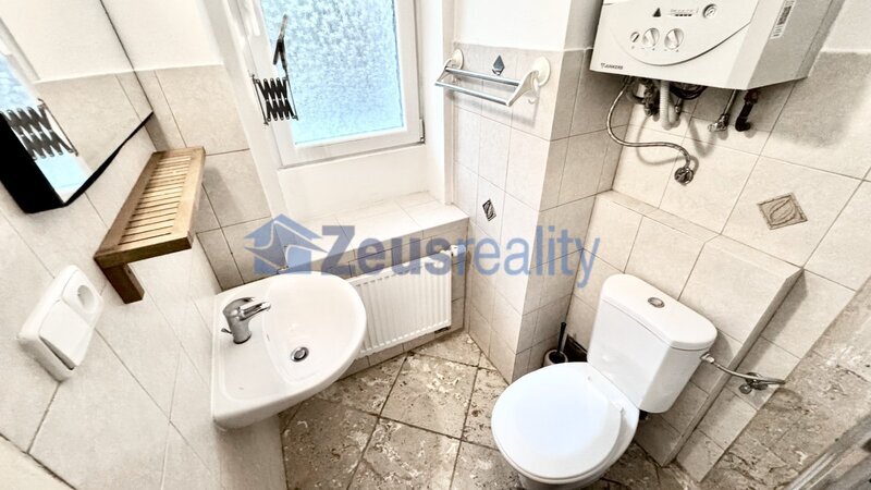 2+KK/32m2/balkon/Praha 5/ Smíchov/Plzeňská/zařízen/U METRA stanice Anděl/po rekonstrukci/