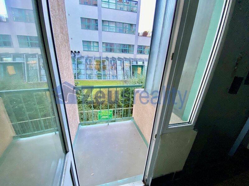 1+KK/25m2/balkon/Praha 4/ Pankrác/Hvězdova/ po rekonstrukci/zařízen částečně