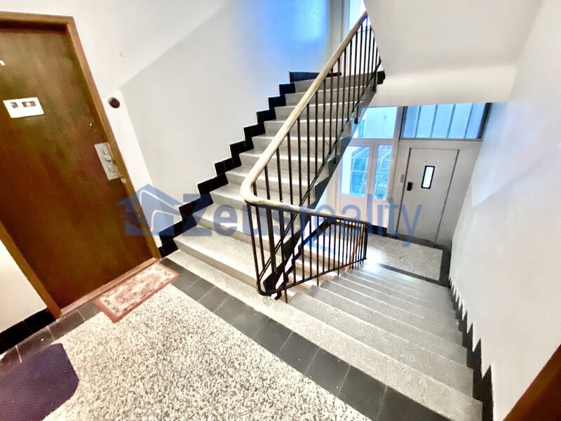 1+KK/25m2/balkon/Praha 4/ Pankrác/Hvězdova/ po rekonstrukci/zařízen částečně