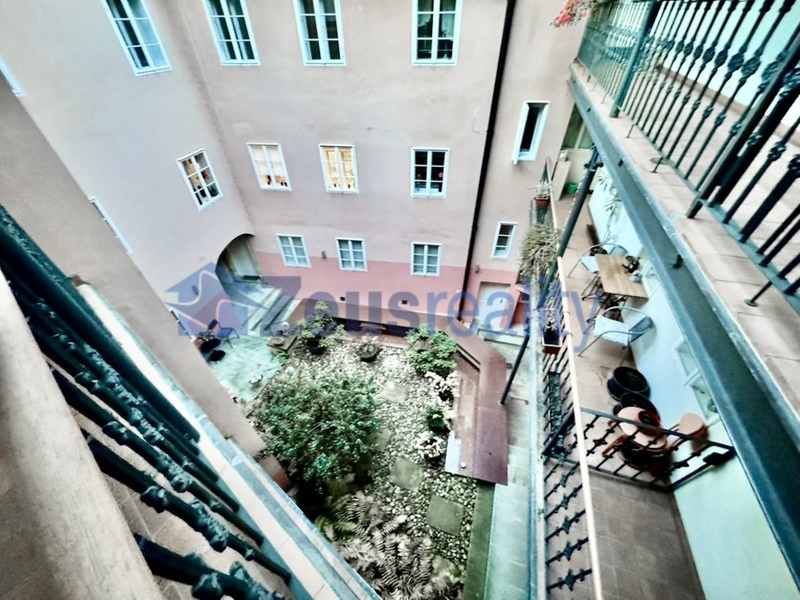 4+1/113m2/balkon/Jánská/Staré město/Praha 1/zařízen částečně