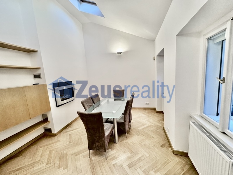 4+1/113m2/balkon/Jánská/Staré město/Praha 1/zařízen částečně