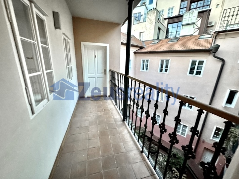 4+1/113m2/balkon/Jánská/Staré město/Praha 1/zařízen částečně