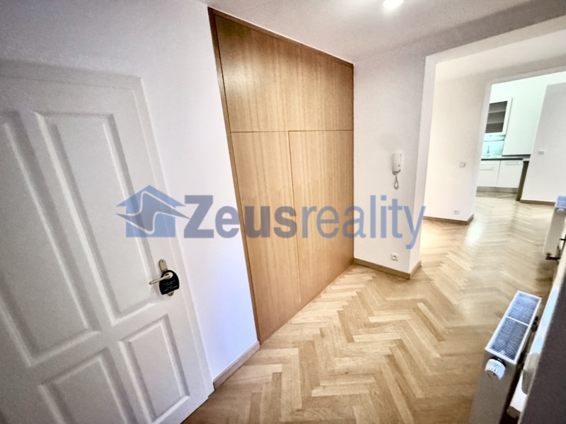 4+1/113m2/balkon/Jánská/Staré město/Praha 1/zařízen částečně