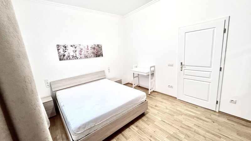 1+1/31m2/terasa/Praha 2/Nové Město/Vyšehradská/po rekonstrukci/zařízen komplet