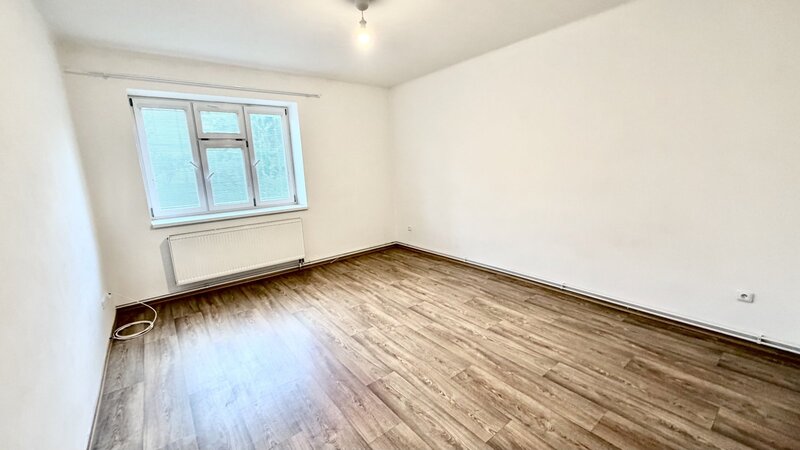 2+KK/komora/50m2/Praha 4/Michle/Pelhřimovská/dva samostatné pokoje/po rekonstrukci/částečně zařízen/u metra