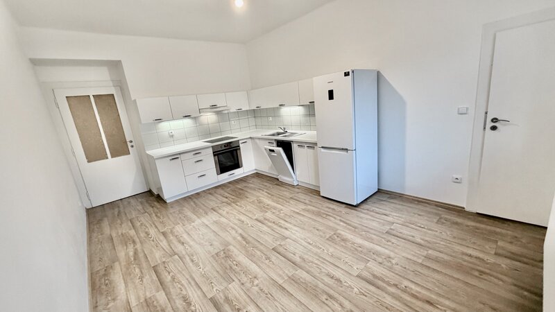 2+KK/komora/50m2/Praha 4/Michle/Pelhřimovská/dva samostatné pokoje/po rekonstrukci/částečně zařízen/u metra