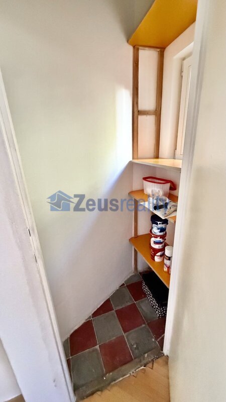 1+1/balkon/47m2/Praha 5/ Smíchov/Holečkova/po rekonstrukci/částečně vybaven