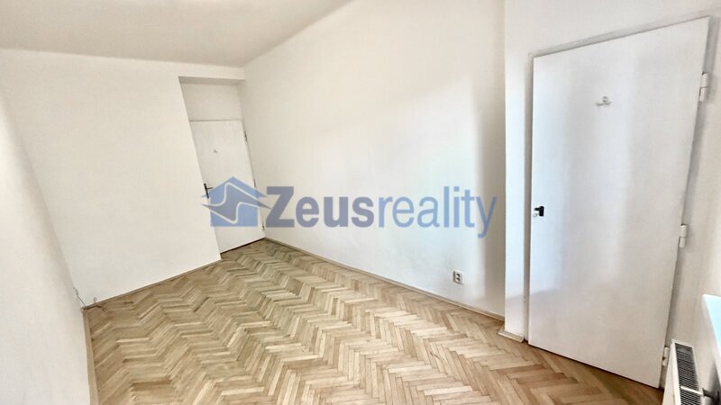 1+1/balkon/47m2/Praha 5/ Smíchov/Holečkova/po rekonstrukci/částečně vybaven