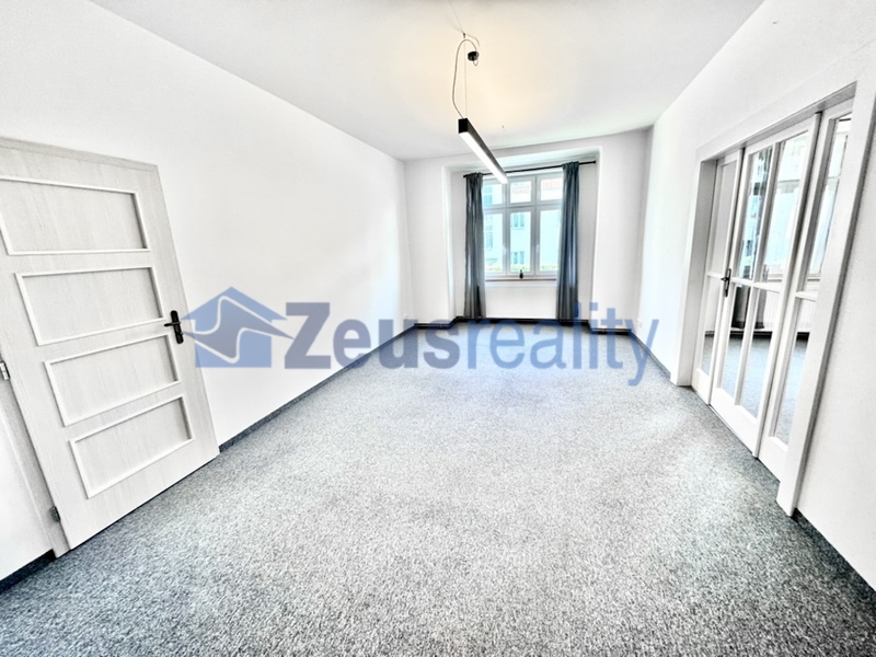 Kanceláře/4místnosti/hala/2xskládek/120m2/po rekonstrukci/Praha 10/Strašnice/Nad vodovodem
