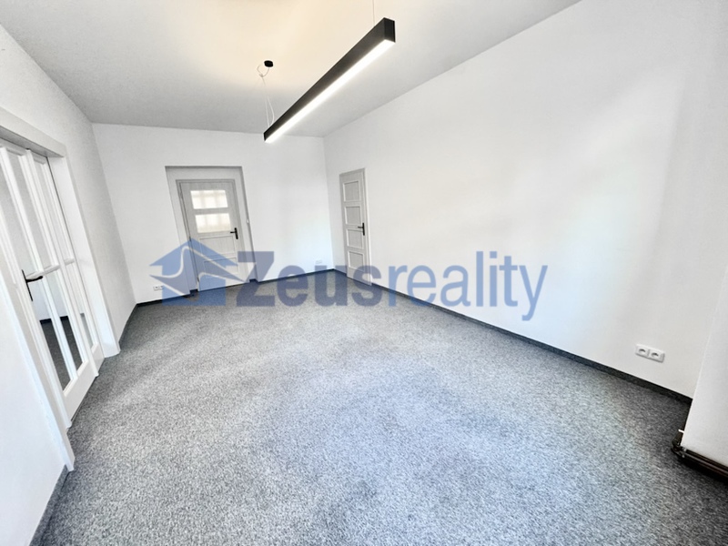 Kanceláře/4místnosti/hala/2xskládek/120m2/po rekonstrukci/Praha 10/Strašnice/Nad vodovodem