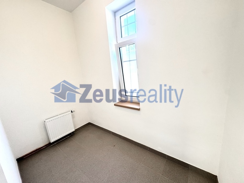 Kanceláře/4místnosti/hala/2xskládek/120m2/po rekonstrukci/Praha 10/Strašnice/Nad vodovodem