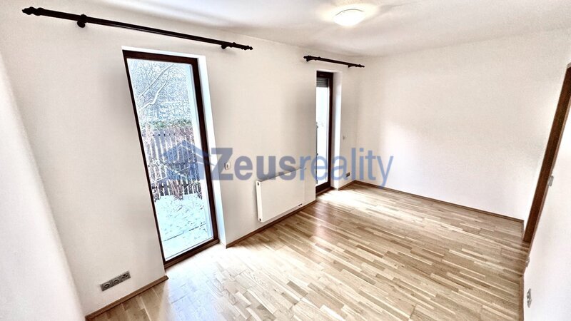 2+1/85m2 + terasa s předzahrádkou 45m2/parkovací stání/Praha 5/Smíchov/Na Popelce/částečně zařízen/