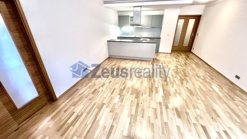 2+1/85m2 + terasa s předzahrádkou 45m2/parkovací stání/Praha 5/Smíchov/Na Popelce/částečně zařízen/