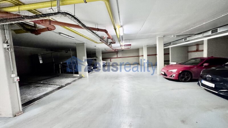 2+1/85m2 + terasa s předzahrádkou 45m2/parkovací stání/Praha 5/Smíchov/Na Popelce/částečně zařízen/