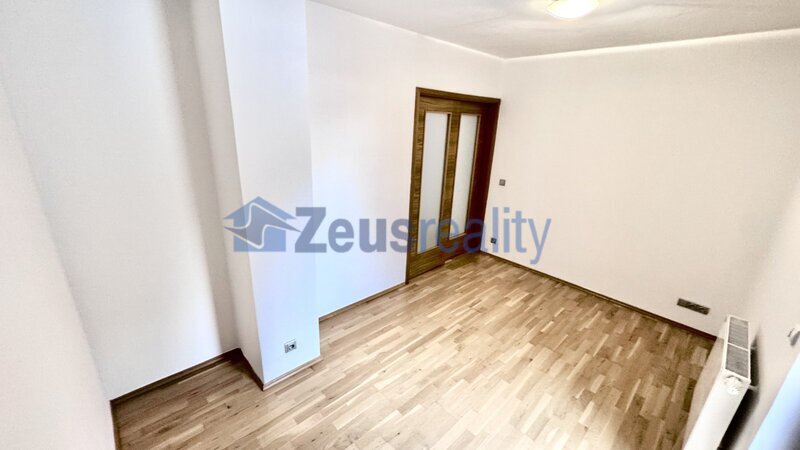 2+1/85m2 + terasa s předzahrádkou 45m2/parkovací stání/Praha 5/Smíchov/Na Popelce/částečně zařízen/