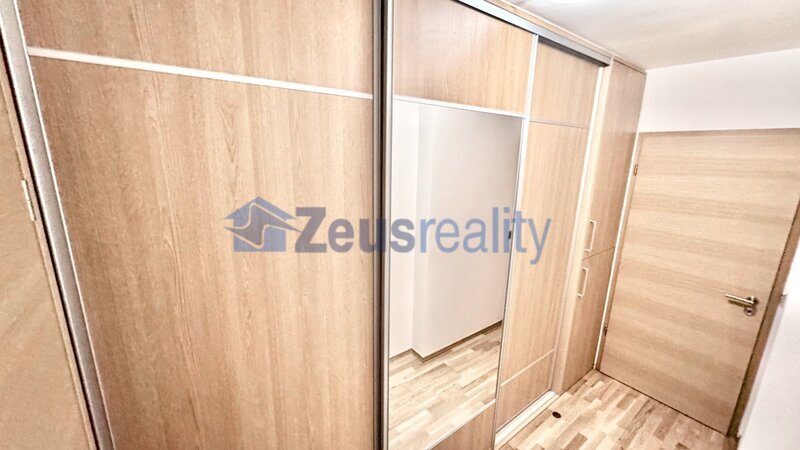 2+1/85m2 + terasa s předzahrádkou 45m2/parkovací stání/Praha 5/Smíchov/Na Popelce/částečně zařízen/