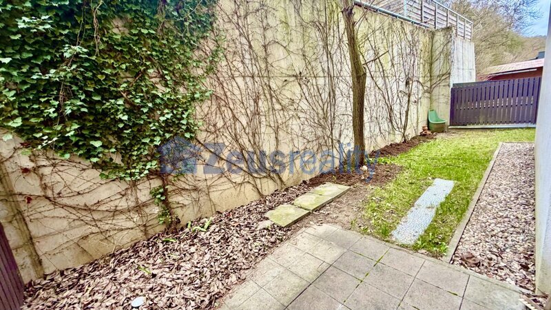 2+1/85m2 + terasa s předzahrádkou 45m2/parkovací stání/Praha 5/Smíchov/Na Popelce/částečně zařízen/