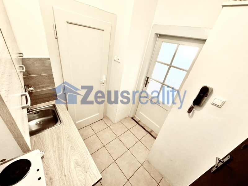 1+KK/27m2/Ronkova/Praha 8/částečně zařízen/