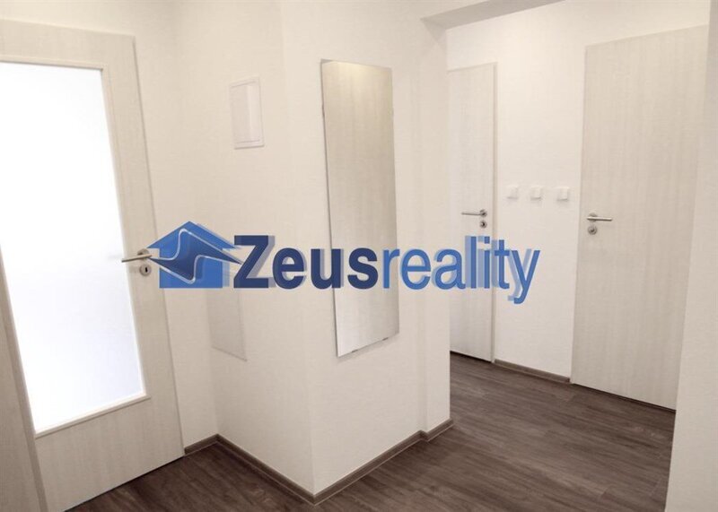 2+KK/2xbalkon/61m2/Praha 5/Hlubočepy/Prosluněná/samostatné pokoje/po rekonstrukci/částečně zařízen