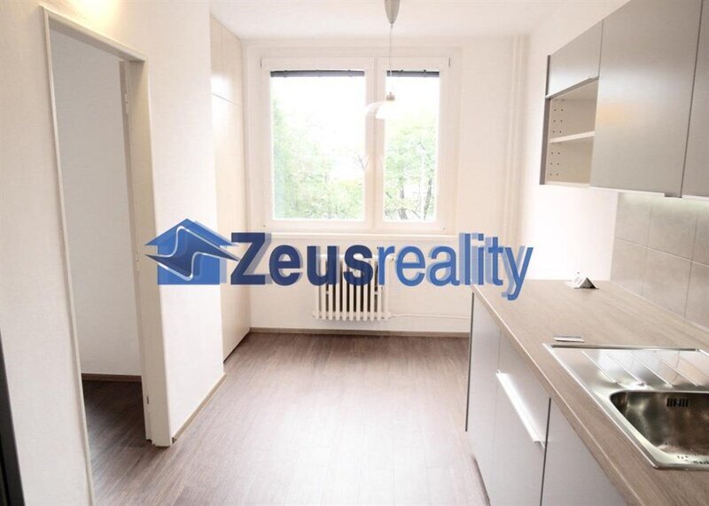 2+KK/2xbalkon/61m2/Praha 5/Hlubočepy/Prosluněná/samostatné pokoje/po rekonstrukci/částečně zařízen