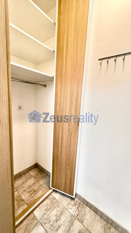 1+kk/balkon/45m2/Praha 5/Stodůlky/Melodická/zařízen částečně/u metra/garážové