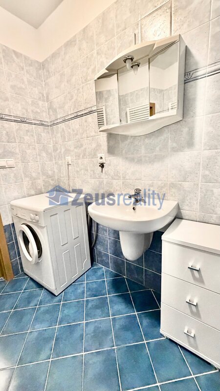 1+kk/balkon/45m2/Praha 5/Stodůlky/Melodická/zařízen částečně/u metra/garážové