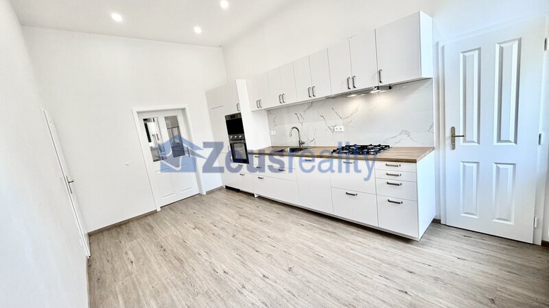 3+1/komora/119m2/Praha 1/Nové Město/Pštrossova/po rekonstrukci/částečně vybaven/