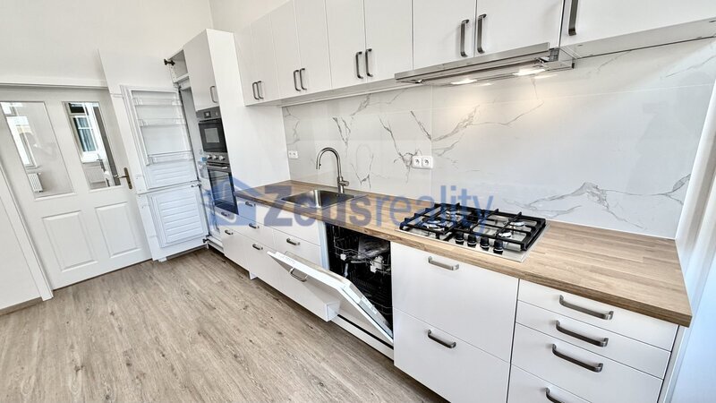3+1/komora/119m2/Praha 1/Nové Město/Pštrossova/po rekonstrukci/částečně vybaven/