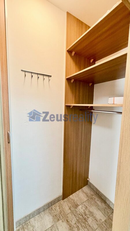 1+kk/balkon/45m2/Praha 5/Stodůlky/Melodická/zařízen částečně/u metra/garážové