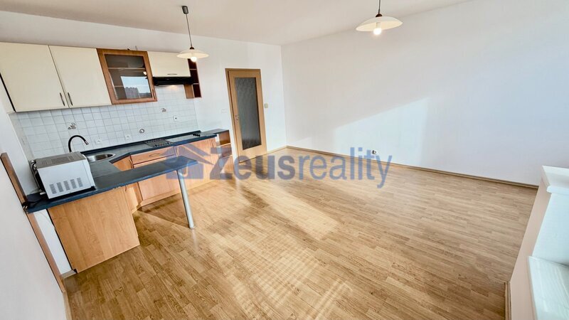 1+kk/balkon/45m2/Praha 5/Stodůlky/Melodická/zařízen částečně/u metra/garážové