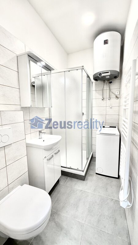 2+kk/42m2/balkon společný,zahrada/Praha 9 /Vysočany /Českomoravská/po rekonstrukci/částečně zařízen