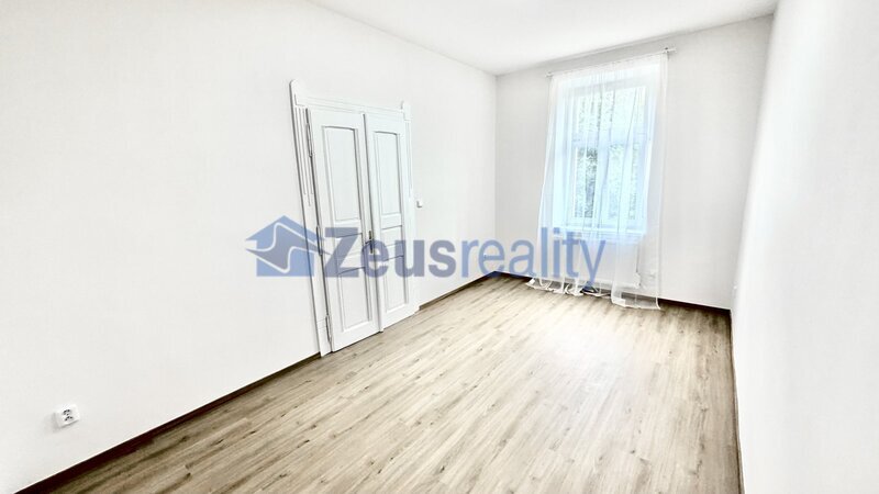 2+kk/42m2/balkon společný,zahrada/Praha 9 /Vysočany /Českomoravská/po rekonstrukci/částečně zařízen