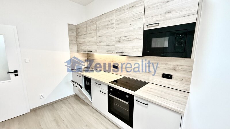 2+kk/42m2/balkon společný,zahrada/Praha 9 /Vysočany /Českomoravská/po rekonstrukci/částečně zařízen