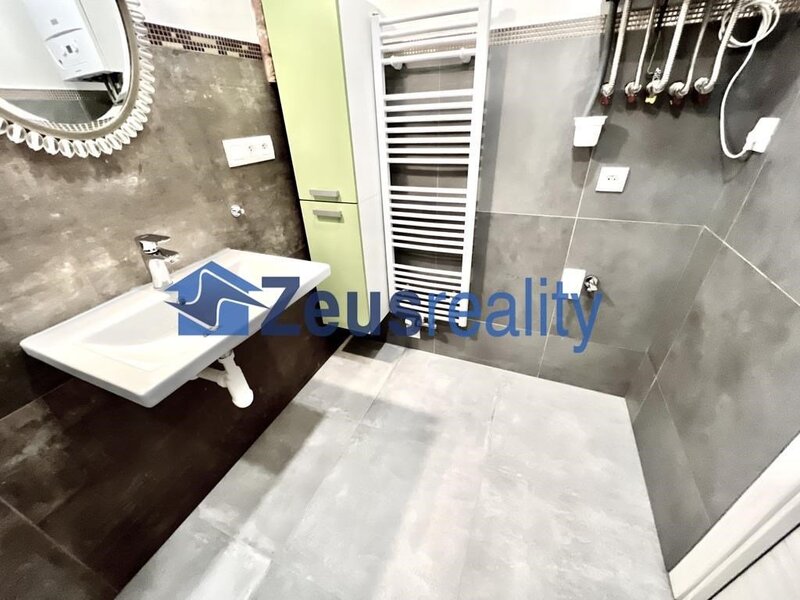 3+KK/51m2/společný balkon/Plzeňská/Smíchov/Praha 5/novostavba/zařízen