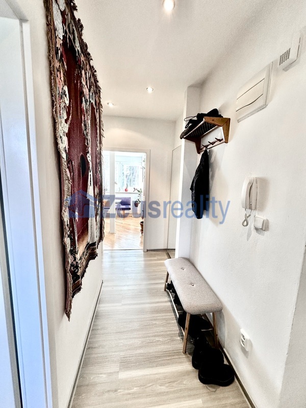 2+KK/45m2/Fráni Šrámka/Praha 5/Smíchov/zařízen částečně