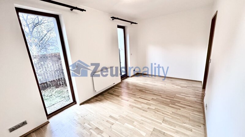 3+K/84m2/terasa s předzahrádkou 45m2/parkovací stání/Praha 5/Smíchov/Na Popelce/částečně zařízen/nov