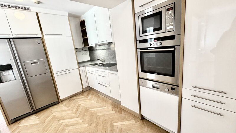 3+1/100m2/balkon/Jánská/Staré město/Praha 1/zařízen částečně