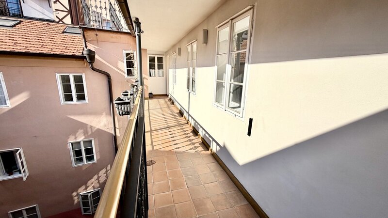 3+1/100m2/balkon/Jánská/Staré město/Praha 1/zařízen částečně