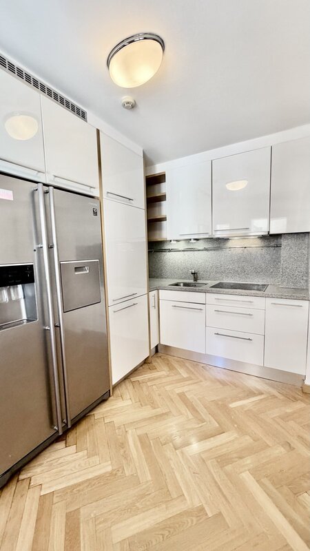 3+1/100m2/balkon/Jánská/Staré město/Praha 1/zařízen částečně
