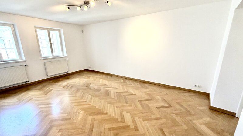 3+1/100m2/balkon/Jánská/Staré město/Praha 1/zařízen částečně