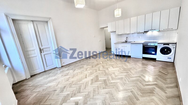 2+1/2xkoupelna/63m2/Budečská/Praha 2/Vinohrady/samostatné pokoje/po rekonstrukci/častečně vybaven/