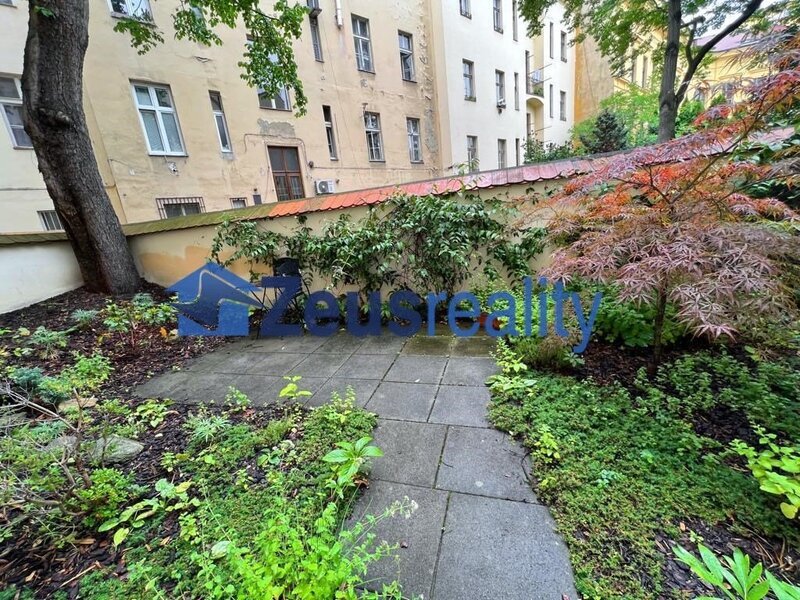 2+KK/44m2/zahrada s terasou/Praha 2/Vinohrady/Budečská/u metra a tramvaje /