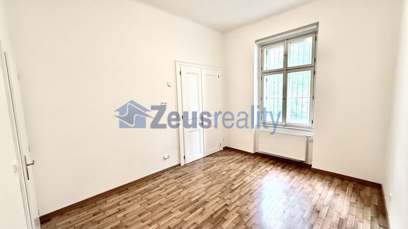 2+KK/44m2/zahrada s terasou/Praha 2/Vinohrady/Budečská/u metra a tramvaje /