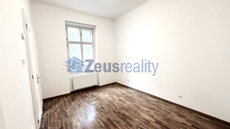 2+KK/44m2/zahrada s terasou/Praha 2/Vinohrady/Budečská/u metra a tramvaje /