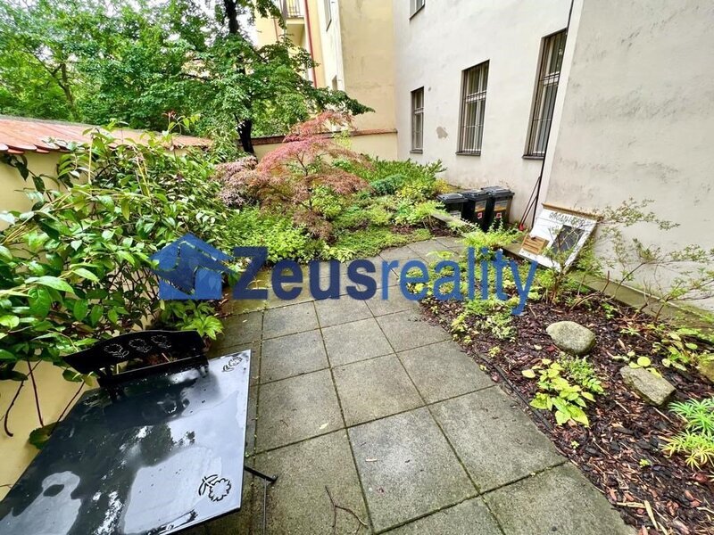 2+KK/44m2/zahrada s terasou/Praha 2/Vinohrady/Budečská/u metra a tramvaje /