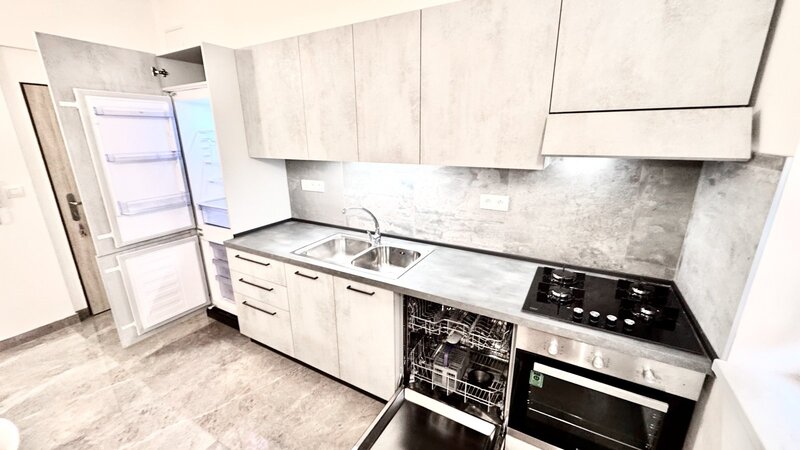 2+KK/42m2/balkon/Plzeňská/Praha 5/Smíchov/zařízen komplet