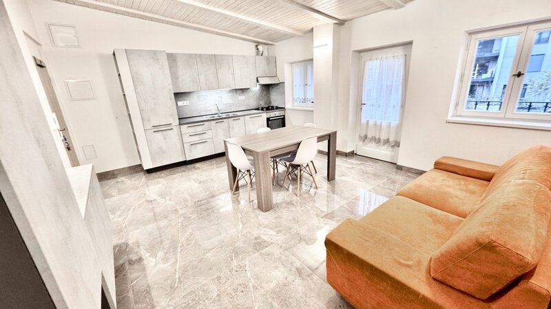 2+KK/42m2/balkon/Plzeňská/Praha 5/Smíchov/zařízen komplet