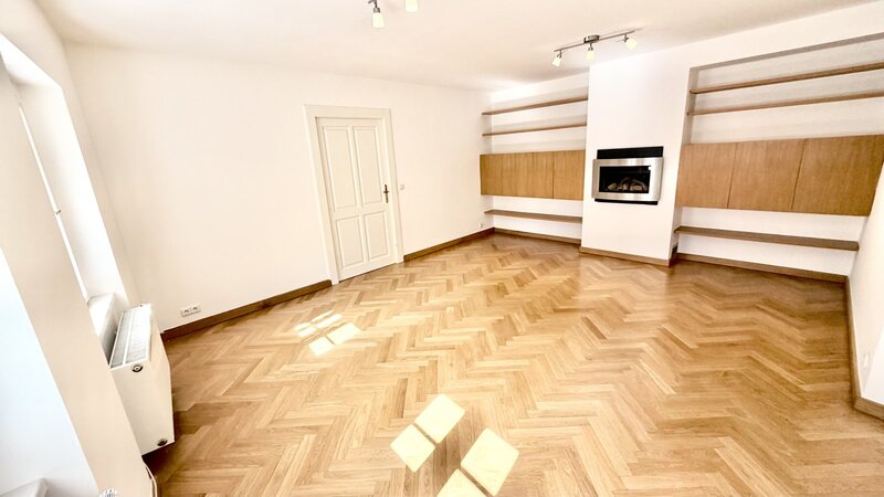 4+KK/100m2/balkon/Jánská/Staré město/Praha 1/zařízen částečně